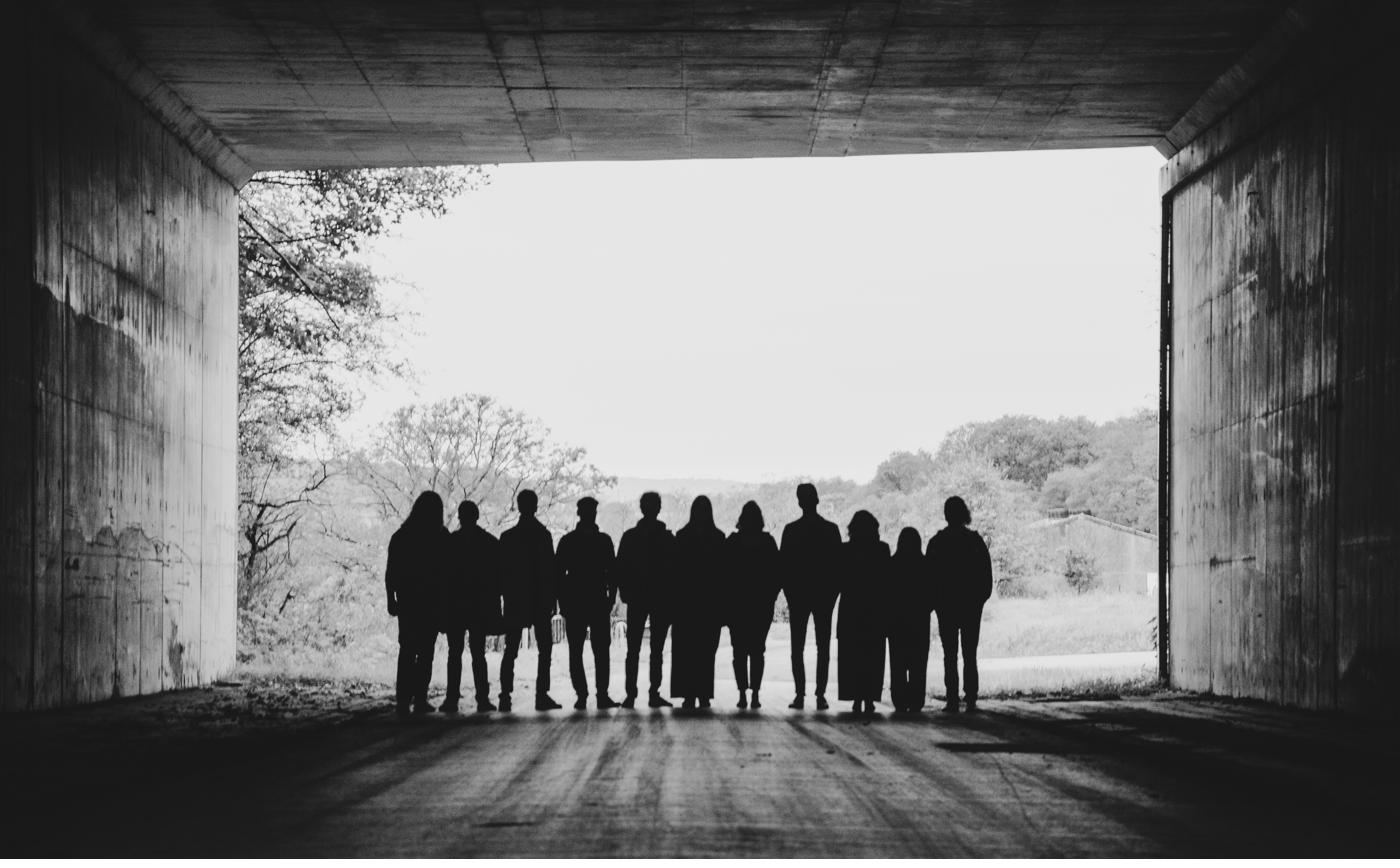 Les comédiens de La Confrérire, troupe d'impro liégeoise, en silhouette à la sortie d'un tunnel
